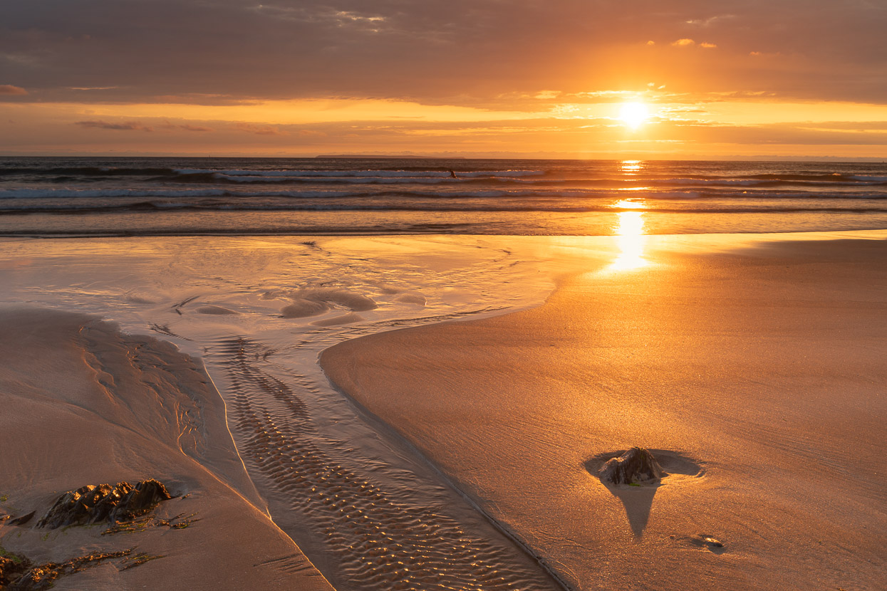 The setting sun illuminated the sand at combesgate beach - David Gibbeson